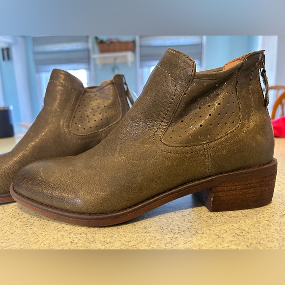 comfortiva hartley chelsea boot